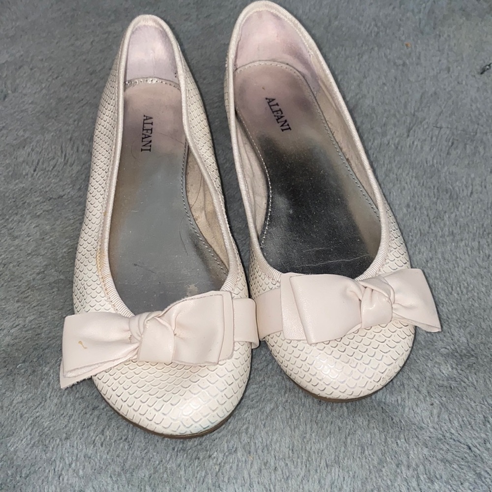 Women’s Alfani white flats with bow